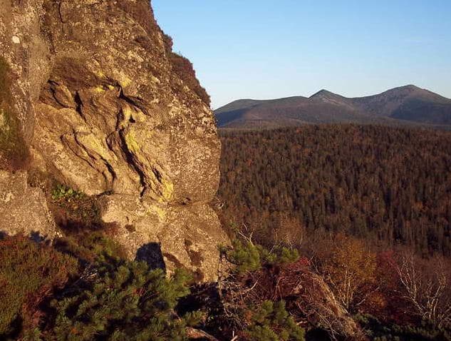 Амурские столбы. Вид с Собака-Камня на гору Сиур