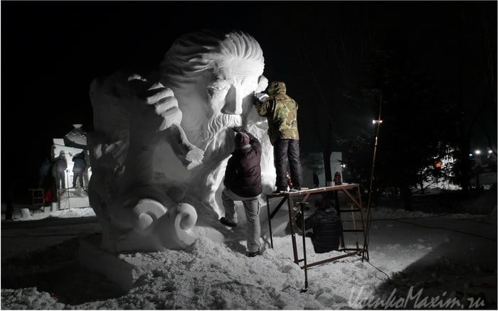 Ночные снежные скульптуры. Фото с монументальными корейцами