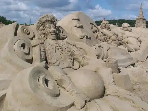 Песчаная скульптура третья