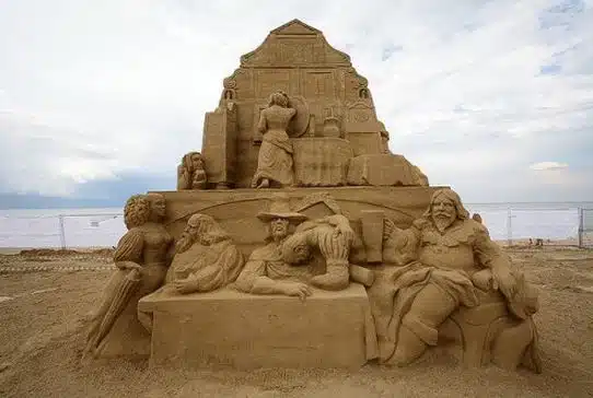 Skulptura-iz-peska-dvadtsat-vosmaya