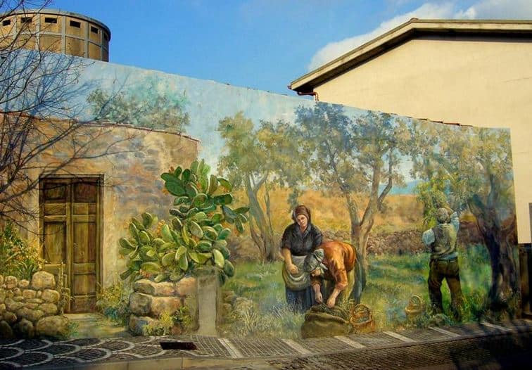 Расписные дома. Картины на стенах. Четвертая роспись в городке Тиннура. Сардиния