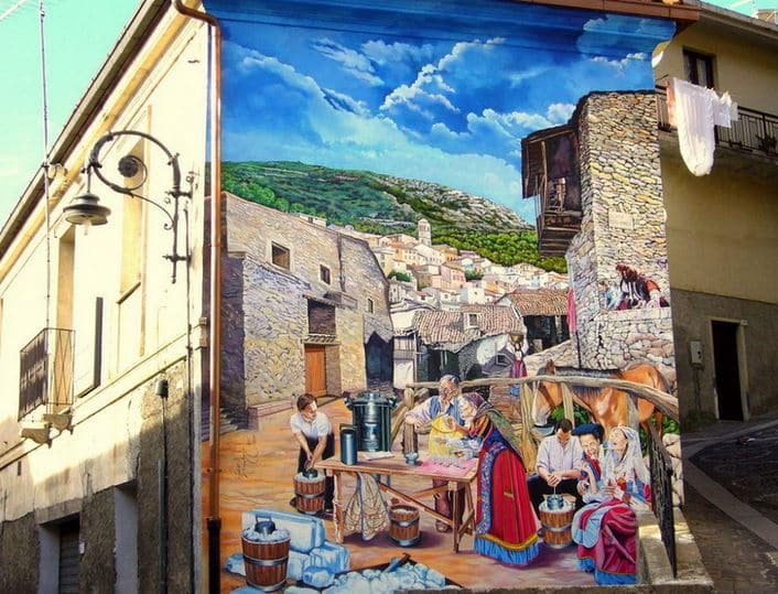 Расписные дома. Картины на стенах. Вторая роспись на одном в одном из городков Сардинии. Италия