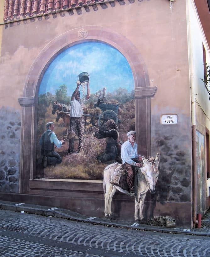 Расписные дома. Картины на стенах.. Шестая роспись в городке Тиннура. Сардиния