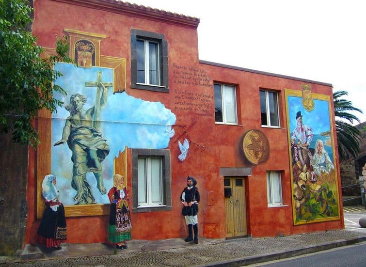 Расписные дома. Картины на стенах.. Третья роспись в городке Тиннура. Сардиния