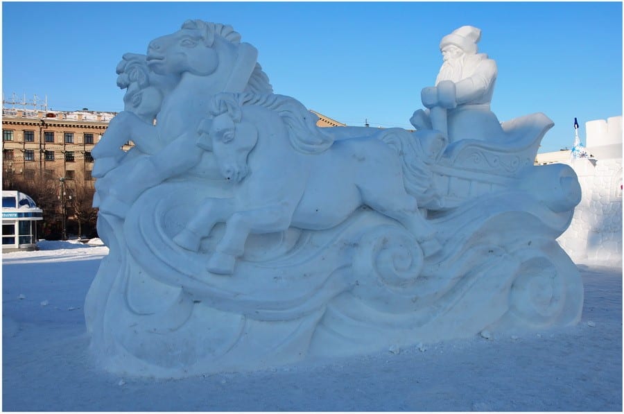 Снежная скульптура в Хабаровске. Дед Мороз и его снежные лошади. Скульптурный очень антивандальный монументализм