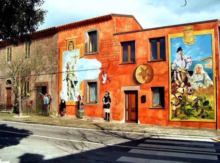 Расписные дома. Картины на стенах. Роспись на одном в одном из городков Сардинии. Италия